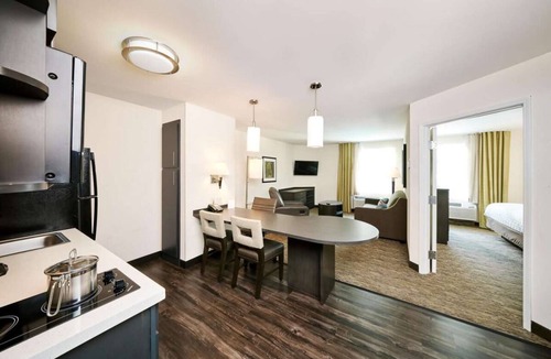 South Hills Hotel | One Bedroom Queen Suite | Full Kitchen, 3.9 mi to Scally’s Golf