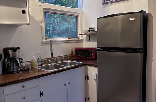 Greenwood House | Open to House Swaps! Welcoming 2-bedroom house with AC in Greenwood