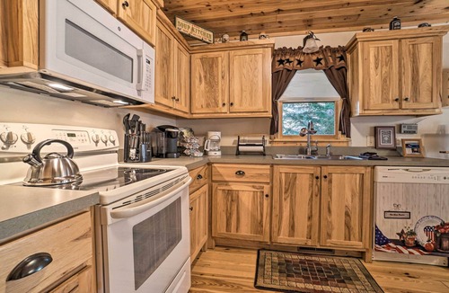 Sautee Nacoochee Cabin | Outdoor Adventure - Charming Cabin w/Hot Tub