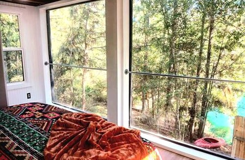 Waller Cabin | Outstanding Forest Container with Water Views and BBQ in Texas