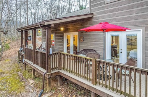 Sylva House | Outstanding mountain home with firepit, fast WiFi, furnished deck, views & grill