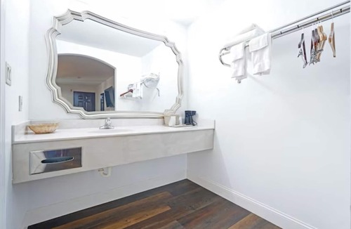 San Augustine Hotel | OYO Value: 2 Full Beds Non-Smoking, Great Location.