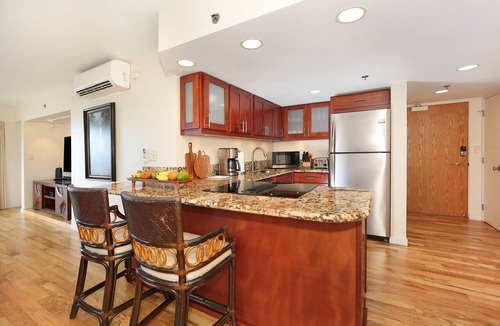 Waikiki Condo | Panoramic Ocean Views Remodel - FREE Parking/Wi-Fi, AC, Washlet, Sleeps 6