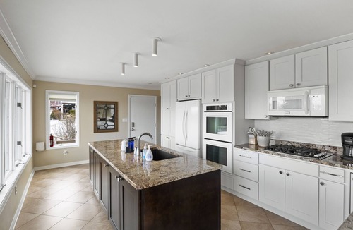 Rushville House | Panoramic Views from All 3 Floors - Sleeps 9 - Perfect for Groups & Families