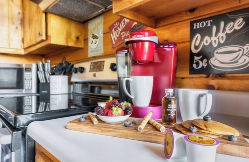 Gatlinburg - Pigeon Forge Cabin | Panoramic Views w/Hot Tub, Pool Table, Arcade!