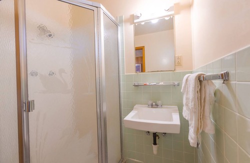 Conneaut Lakeshore Hotel | Parkside Motel By OYO Meadville Conneaut Lake