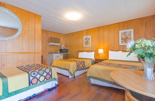 Conneaut Lakeshore Hotel | Parkside Motel By OYO Meadville Conneaut Lake