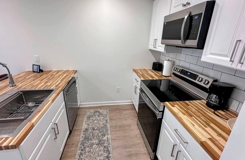 Hamilton House | Patchwork Paradise A - New 2BR Home - 5 Minute walk to Missouri Star