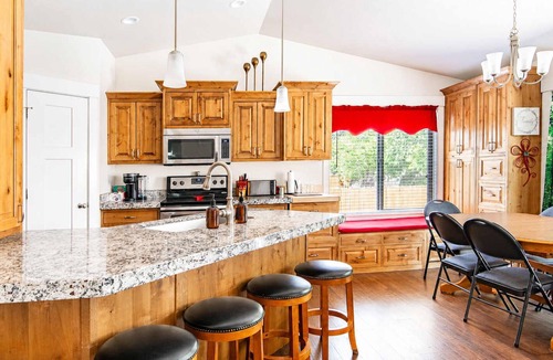 Payson House | Payson Family Base - 5BR, Bunks, Sleeps 14