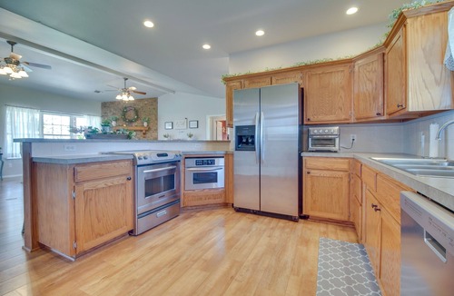 Bates House | Peaceful Cameron Getaway ~ 5 Mi to Poteau!