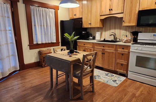 Mount Vernon Apartment | Peaceful Country Garden Suite in the rolling hills of Gambier