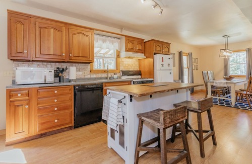 East Central Franklin Cabin | Peaceful, Cozy Cabin Getaway - 4 Season Cabin