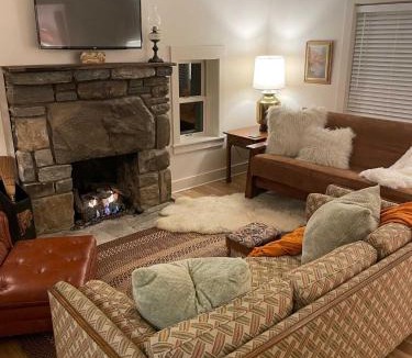 Weaverville House | Peaceful Creekside Cabin Dog-friendly Hot Tub Gas Fireplace Gas Grill