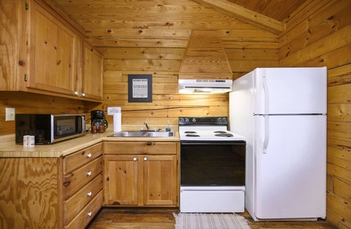 Broken Bow Cabin | Peach Blossom | Sleeps 6 | Pond View Deck, Fireplace & Near Beavers Bend