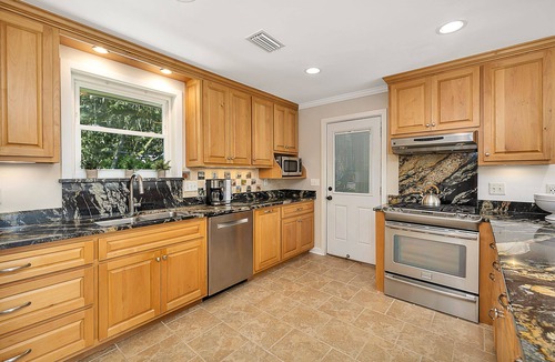 Saint Simons Heights House | Peachtree Oak Ctg: 3BR Family Retreat | Breathtaking Marsh Views | Spacious Backyard