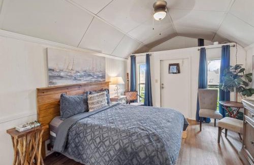 Oil City House | Pelican's Nest, Caddo Lake Cabins, with Kayaks