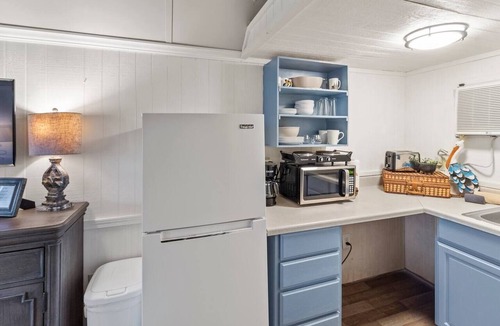 Oil City Apartment | Pelican's Nest with kayaks, Caddo Lake Cabins