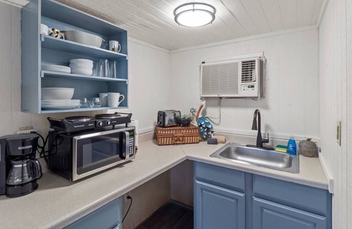 Oil City Apartment | Pelican's Nest with kayaks, Caddo Lake Cabins