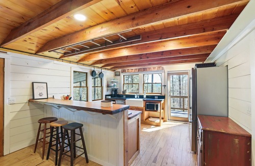 Cashiers Cabin | 🐻 Perched atop Sky Ranch Lane 🐻 Morning coffee with mountain views 🐻 Walk to Bucks Coffee & downtown Cashiers 🐻 Modern comforts, mountain pace 🐻 Nap on the screen-in porch swing 🐻 Cozy nights by the fire-pit 🐻 Trails and wate
