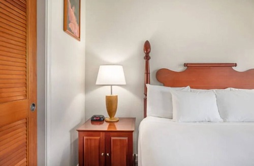 Kahului Hotel | Perfect Beach Vacay! 4 Spacious Rooms | Pool + Fireplace | Near Paukukalo Beach