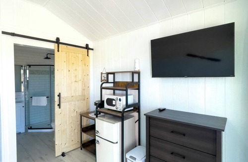 Quitman Cabin | Perfect fishing, art & food location - Blue Surf Cabin #6 Quitman, Tx