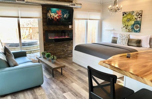 Lansdowne Cabin | Perfect Getaway with Hottub Bella Vista