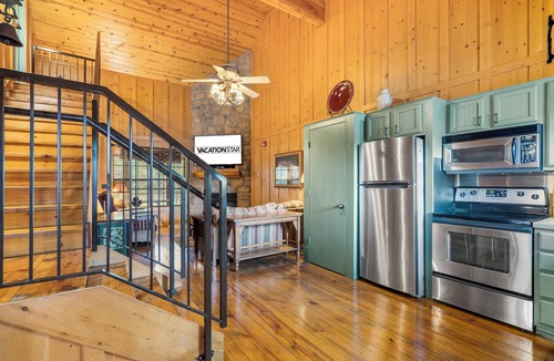 Branson Cabin | Pet-Friendly 2BR Cabin with Jetted Tub, Pools & Screened Deck Near Branson