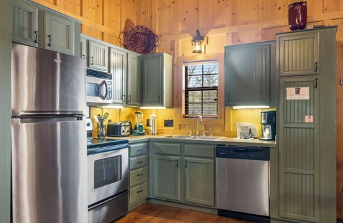 Branson Cabin | Pet-Friendly 2BR Cabin with Jetted Tub, Pools & Screened Deck Near Branson