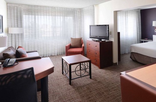 North Dallas House | Pet-Friendly Accommodation! Private Full Kitchen, FREE Parking, Outdoor Pool!