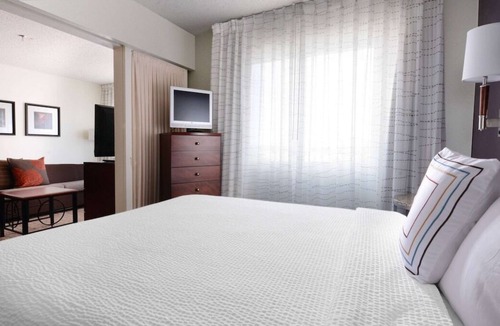 North Dallas Apartment | Pet-Friendly Accommodation! Private Full Kitchen, FREE Parking, Outdoor Pool!