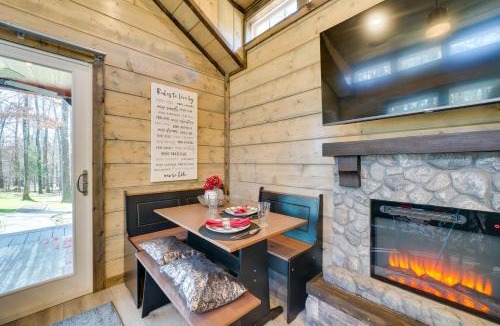 Broken Bow House | Pet-Friendly Broken Bow Cabin: Hot Tub & Fireplace