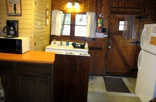 Clarington Cabin | Pet-Friendly Cabin for 6 Near Cook Forest, Ideal for Glamping in Pennsylvania
