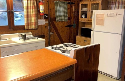 Clarington Cabin | Pet-Friendly Cabin for 6 Near Cook Forest, Ideal for Glamping in Pennsylvania