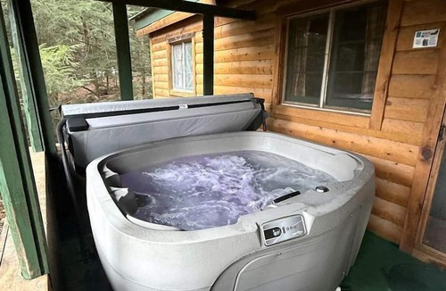 Clarington Cabin | Pet-Friendly Cabin for 6 Near Cook Forest, Ideal for Glamping in Pennsylvania