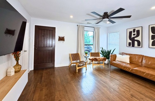Oak Cliff House | Pet-Friendly I fenced backyard I king Bed I Electric Charger
