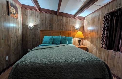 Coushatta Cabin | Pet friendly Lakeview cabin with fishing area near Coushatta La.