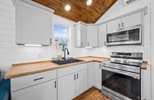 Rockport Cabin | Pet-Friendly Tiny Home Near Beach & Marinas