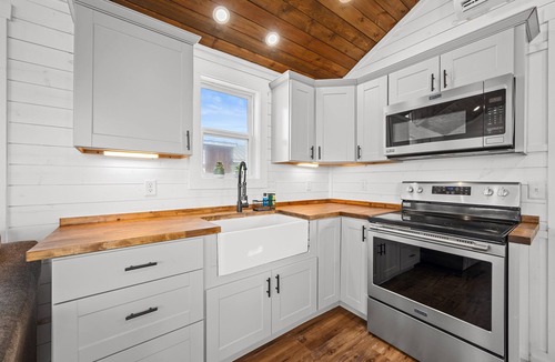 Rockport Cabin | Pet-Friendly Tiny Home w/Boat Parking & Pergola