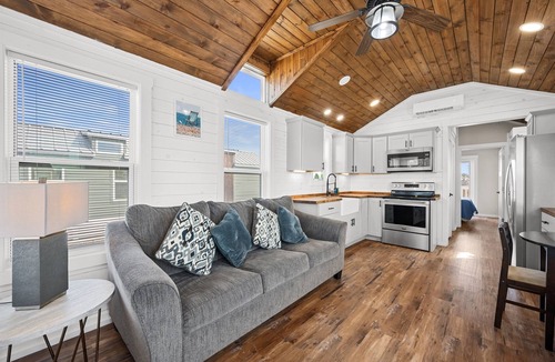 Rockport Cabin | Pet-Friendly Tiny Home w/Boat Parking & Pergola