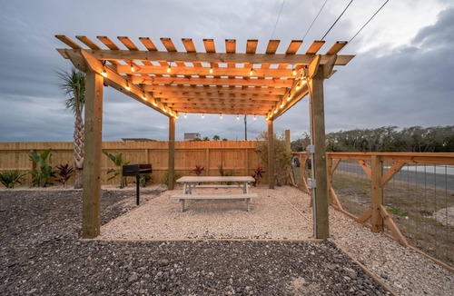 Rockport Cabin | Pet-Friendly Tiny Home w/Boat Parking & Pergola