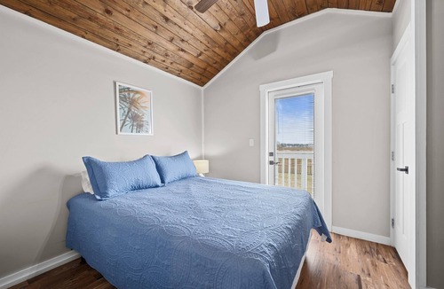 Rockport Cabin | Pet-Friendly Tiny Home w/Boat Parking & Pergola