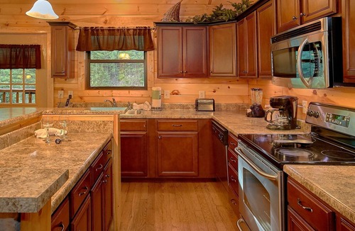 Gatlinburg Cabin | Pets welcome! | Theater room | Hot tub