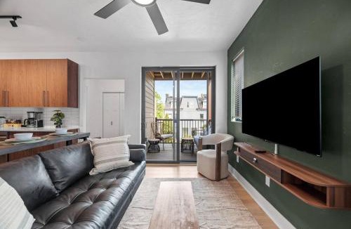 Shadyside Apartment | PFR Suites - Highland, 3BR 2BA Shadyside Condo, 2 Decks, 3rd Floor Walkup