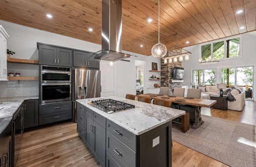 Crumpler House | Phoenix Lodge - Killer Mountain Views, Hot Tub, Firepit + Sleeps 10