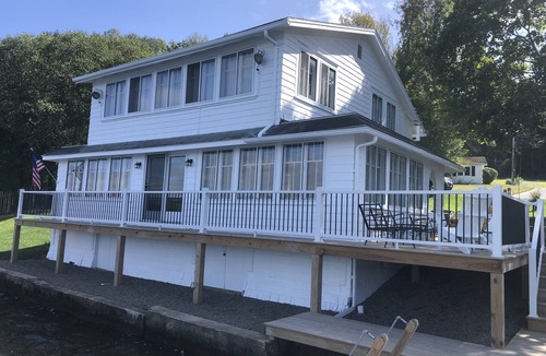 Cuba House | Picturesque Lakefront Cottage
