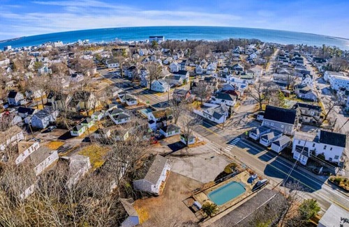 Old Orchard Beach Hotel | Pine View Lodge OOB - Ground Level Queen Room with Disability Access