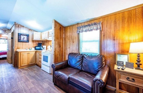 Broken Bow Cabin | PineCone: Sleep 5, Tiny Cabin, Pet, Near Lake/Park