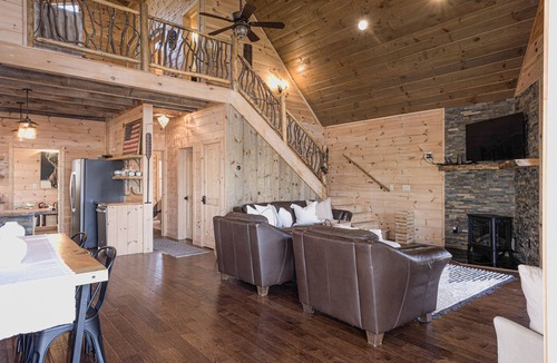 Blue Ridge Cabin | ♥ Pinterest Perfect, Charming Cabin ★ King Bed, Hot Tub, Xbox, Spacious Deck