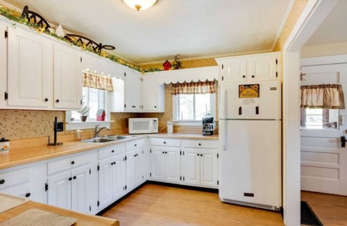 Pittsburg House | Pittsburg Vacation Rental ~ 1 Mi to Lake Francis!