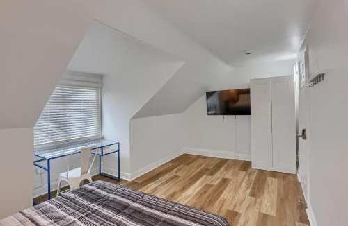 Pittsburgh House | Pittsburgh Troy Hill 2D Stylish Private Bedroom with Shared Bathroom